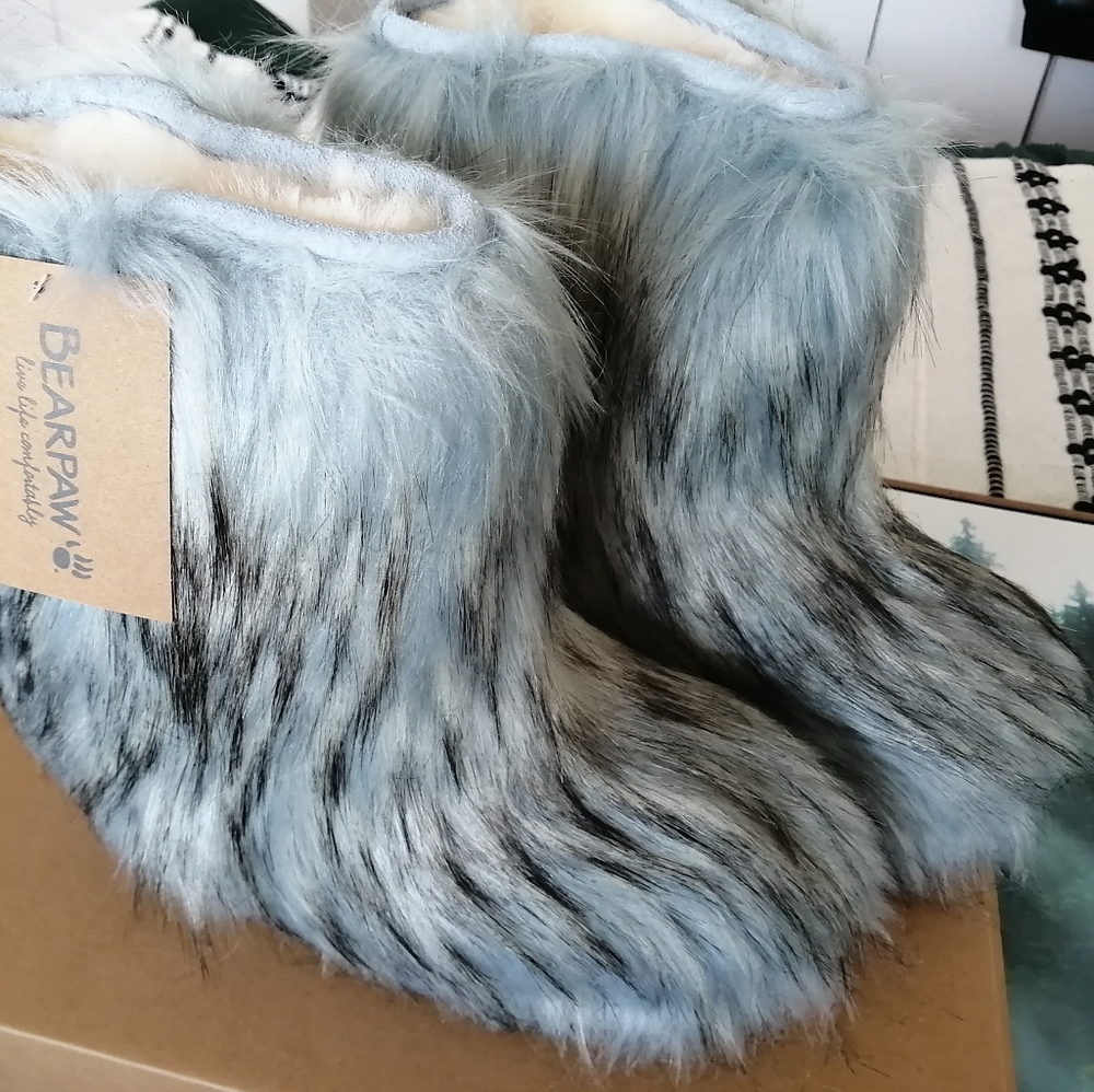 New Bearpaw Sasha Faux Fur Boots Size 9 Women. Blue Fog. New In Box.